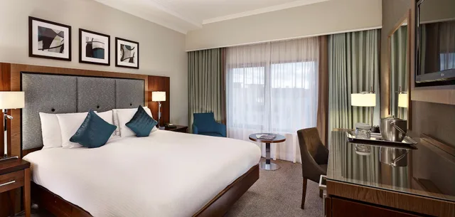 Deluxe, Queen Bed, DoubleTree by Hilton London Victoria 4/9