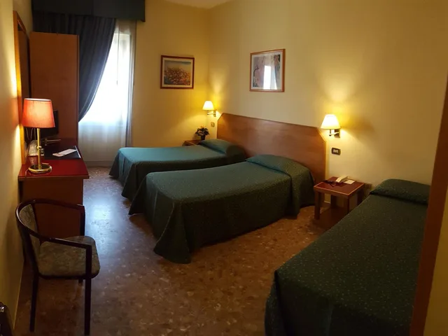 غرفة ثلاثية، Nuovo Albergo 2/10