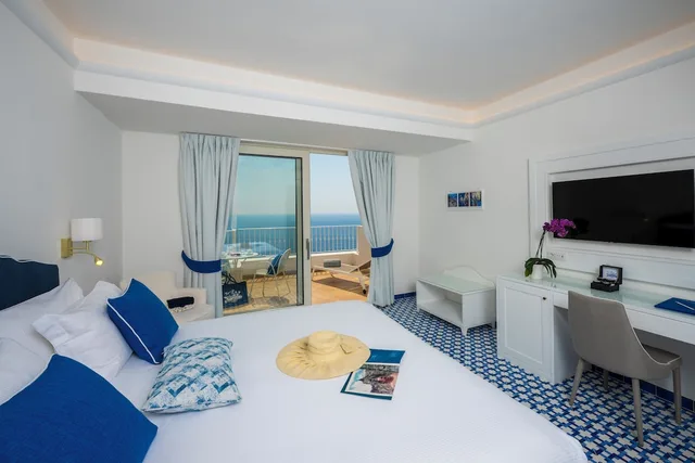 غرفة ديلوكس بسرير مزدوج بإطلالة على البحر بشرفة، Grand Hotel Tritone 3/10