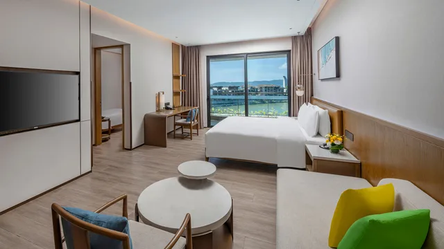 جناح بسرير كينج وسرير فردي بإطلالة على البحيرة، Holiday Inn & Suites SANYA YALONG BAY 2/6