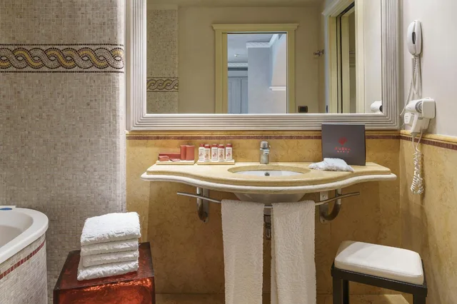 جناح بسرير كوين بشرفة، Romano Palace 9/10