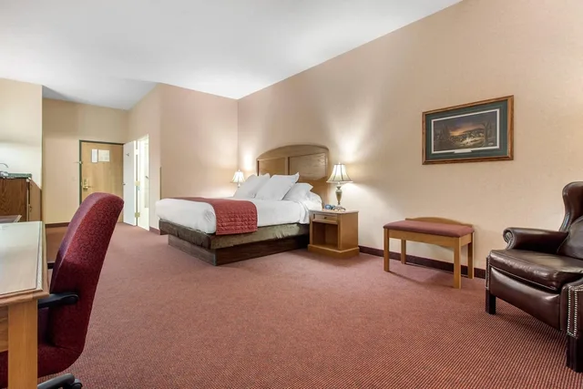 Standard, King Bed, Norfolk Lodge Suites Ascend Hotel Collection 10/10