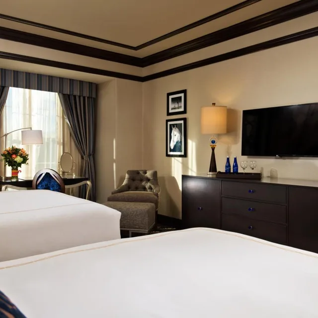 غرفة قياسية بسريرين كوين بحوض استحمام، Saratoga Casino Hotel 1/6