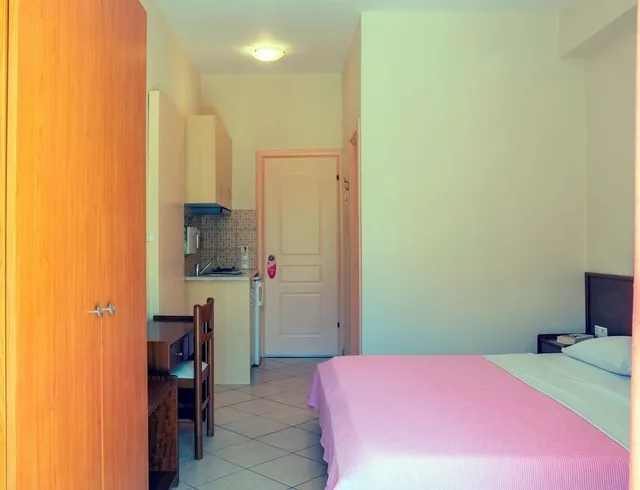 غرفة قياسية بسرير كوين بإطلالة على الحديقة، Loukas Hotel &amp; Apartments 4/10