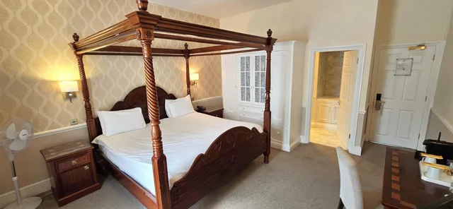 Manor, Four Poster، Manor of Groves 2/10