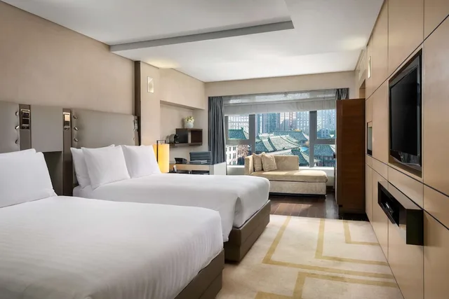 غرفة تنفيذية بسريرين منفصلين مع دخول صالة النادي، Hilton Beijing Wangfujing 2/10