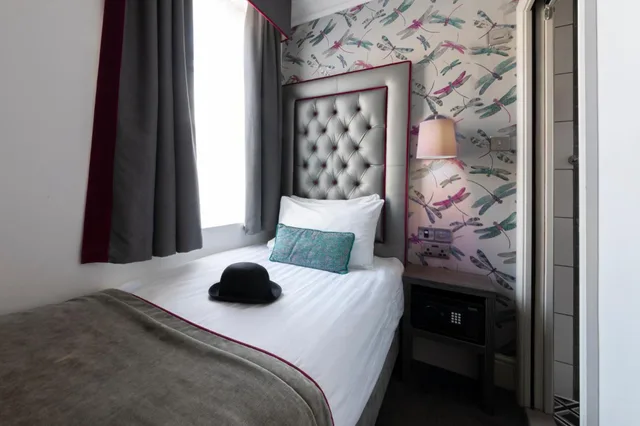 غرفة مفردة، The Beverley Hotel 2/6