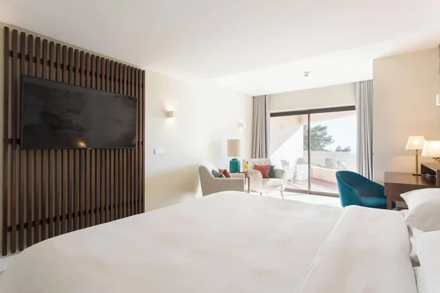 غرفة ديلوكس بسرير مزدوج بإطلالة على المسبح، Four Points by Sheraton Sesimbra 4/6