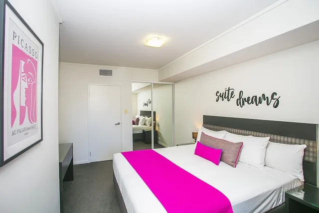 شقة كلاسيكية بسرير كينج مع أريكة، East Perth Suites Hotel 1/3