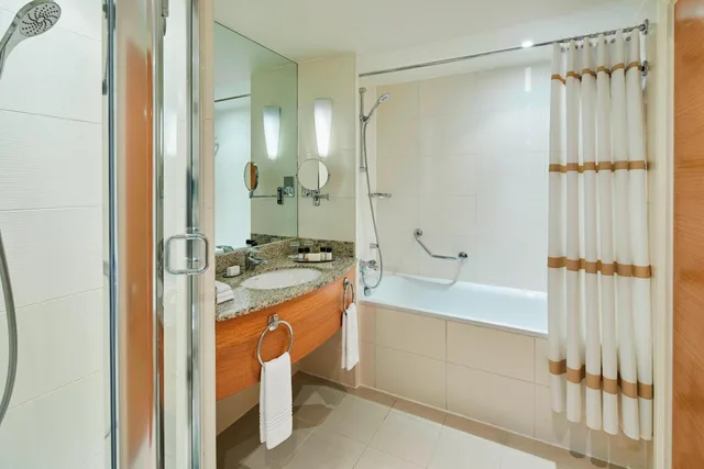 Suite, Lounge Access, London Marriott Hotel Canary Wharf 3/4