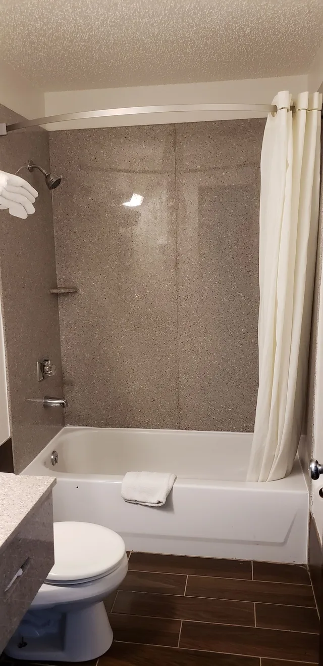 غرفة قياسية بسريرين كوين للمدخنين، Super 8 By Wyndham Champaign 9/10