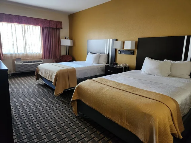 غرفة بسريرين كوين، Days Inn & Suites by Wyndham Sam Houston Tollway 3/10