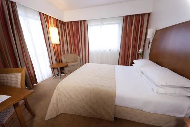 غرفة قياسية بسرير مزدوج أو سريرين منفصلين، Hotel Cinquentenario & Conference Center 1/2