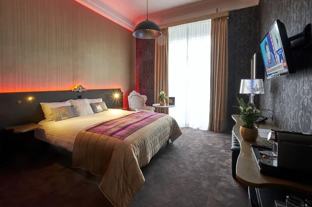 غرفة تنفيذية بسرير كوين، Chateau de Namur 1/10
