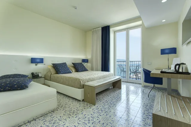 جناح جونيور بسرير مزدوج بإطلالة جزئية على البحر، Lloyd's Baia Hotel 2/8