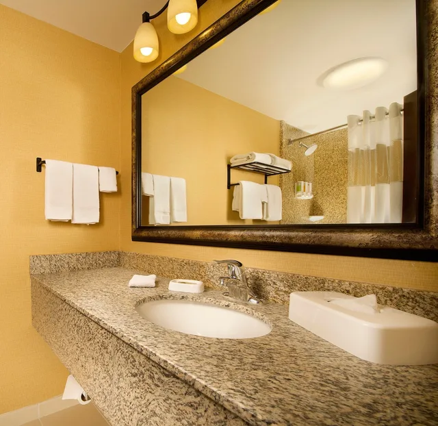 غرفة بسرير كينج بشرفة مع أريكة، Drury Inn And Suites Phoenix Airport 5/8