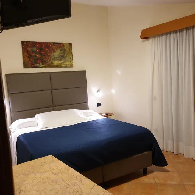 شقة ديلوكس بسرير كينج وسرير كوين بإطلالة على البحر بشرفة بغرفتي نوم مع أريكة، RESIDENCE L INCANTO 3/9