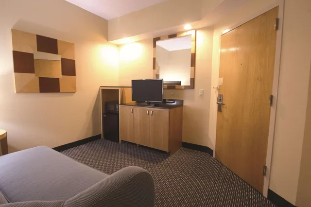 غرفة ديلوكس تنفيذية بسرير كينج بإطلالة، La Quinta Inn Suites By Wyndham West Palm Beach Airport 2/2