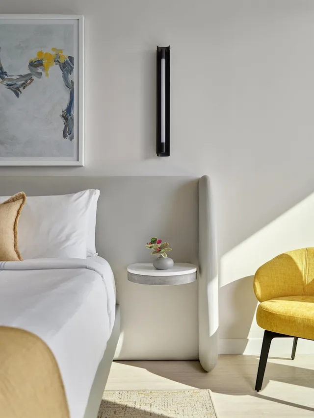 Room, King Bed, Balcony, Accessible, One Washington Circle DC, Tapestry Collection by Hilton 2/3