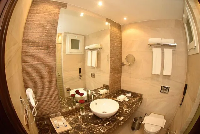 غرفة ديلوكس بسرير كينج بإطلالة على المسبح، Grand Ocean Hotel And Resort 2/2