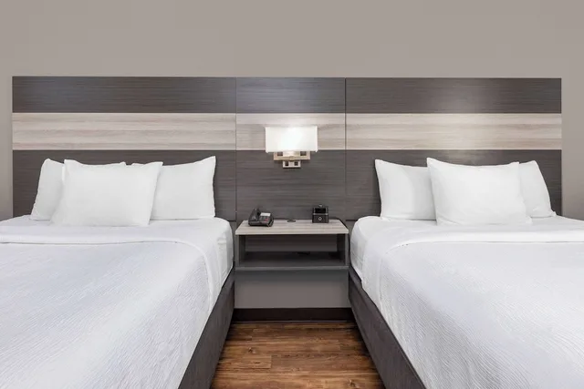 غرفة بسريرين كوين لذوي الإعاقة، La Quinta Inn & Suites by Wyndham Allen at The Village 3/9