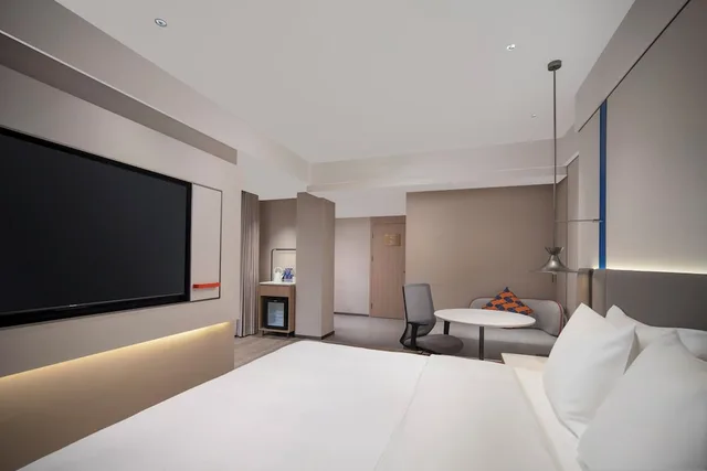 Standard, King Bed, Extra Floor Space، Holiday Inn Express Qingdao Downtown by IHG 1/5