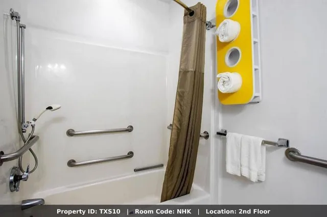 Room, King Bed, Accessible, Motel6 El Paso, TX - Southeast 4/4