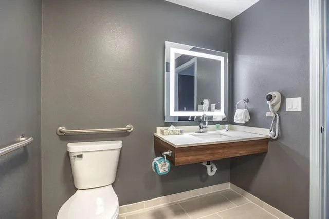 Room, Queen Bed, Accessible, Suburban Studios Branson On The Strip 8/9