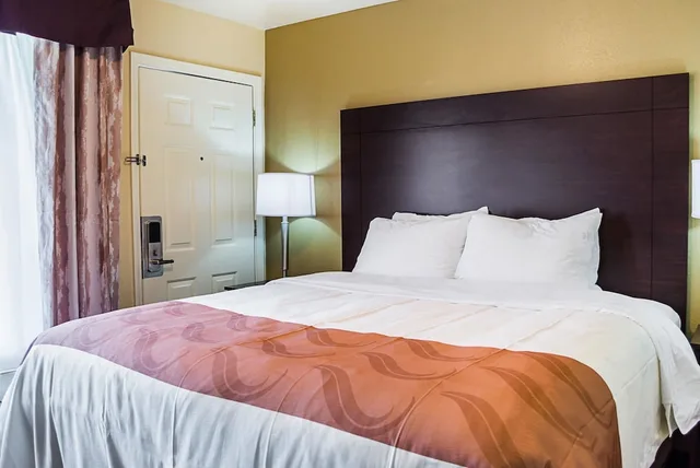غرفة قياسية بسرير كينج للمدخنين، Quality Inn Vicksburg 3/10
