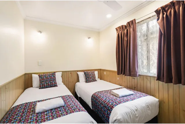 كابينة ديلوكس بسرير كوين وسريرين منفصلين بإطلالة على البحيرة، Discovery Parks - Lake Hume, Victoria 1/5