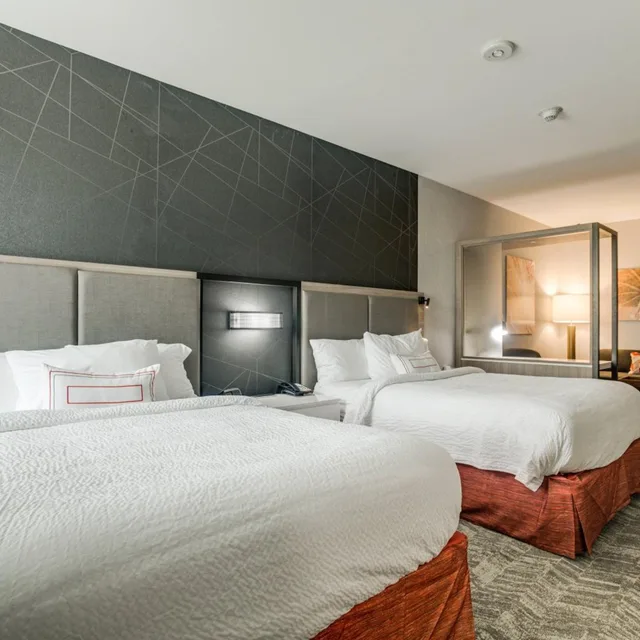 جناح بسريرين كوين مع سرير سحّاب إضافي مع أريكة بحوض استحمام لذوي الإعاقة، Springhill Suites Stillwater 1/4