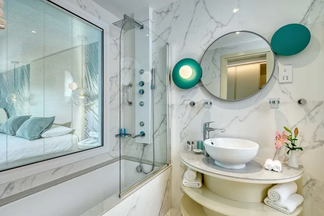 جناح جونيور بسرير كوين وسرير فردي بحوض جاكوزي، Ivi Mare - Designed for Adults by Louis Hotels 2/2