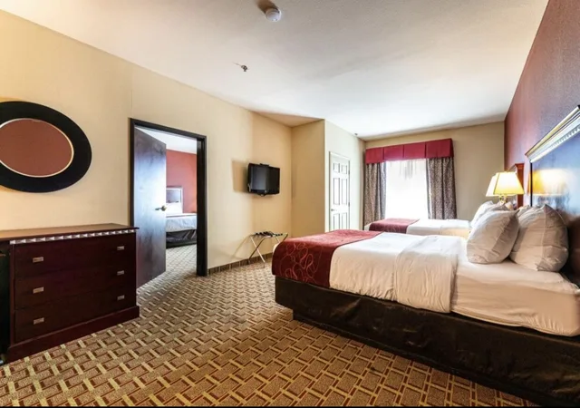 Suite, 3 Queen Beds, 2 Queen Beds, Sofa, Comfort Suites At Lake Worth 2/6