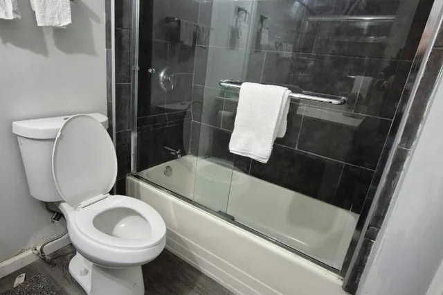 غرفة بسرير كينج لغير المدخنين بحوض جاكوزي، Des Plaines Motel By OYO O'Hare Airport Chicago 4/6