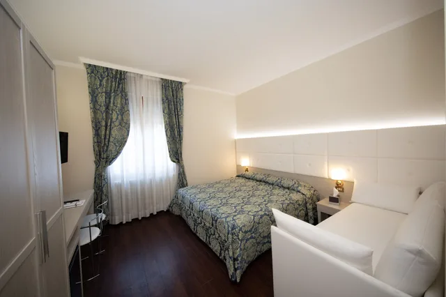 غرفة كلاسيكية رباعية بسرير مزدوج وسرير بطابقين، Hotel Re Enzo 3/8