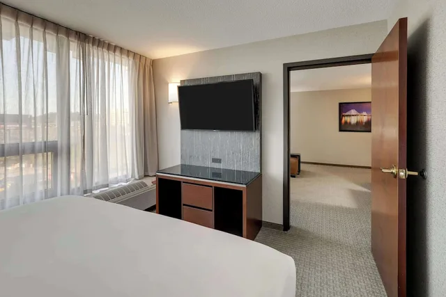 جناح بسرير كينج بغرفتين مع أريكة في طابق مرتفع، Drury Inn & Suites Cape Girardeau 2/4
