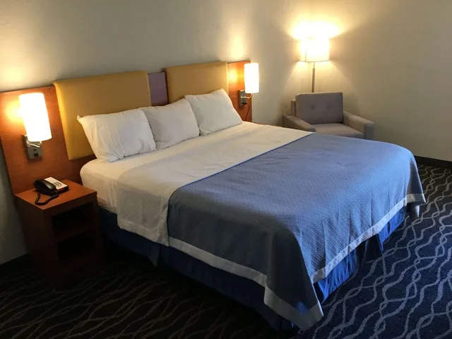 غرفة بسرير مزدوج، Days Inn & Suites By Wyndham Cincinnati North 1/1
