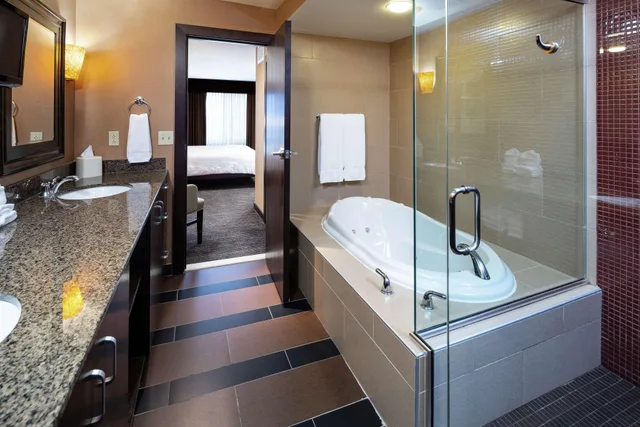 جناح رئاسي بسرير كينج مع أريكة، Hilton Garden Inn Sioux Falls South 2/2
