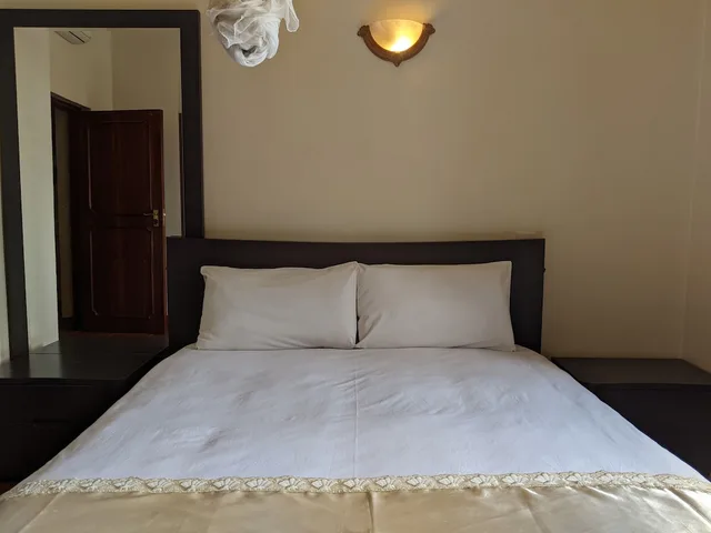 جناح تنفيذي بسرير كوين بإطلالة على المسبح بغرفة نوم واحدة، Prestige Hotel Suites 4/9