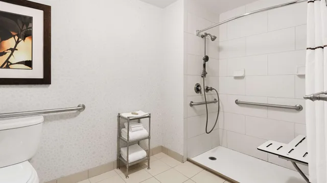 جناح بسرير كينج بمنطقة جلوس لذوي الإعاقة، DoubleTree Suites by Hilton Charlotte SouthPark 8/10