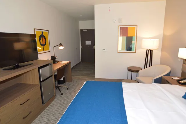 غرفة بسرير كينج لذوي الإعاقة، Wingate by Wyndham Austin North 2/5