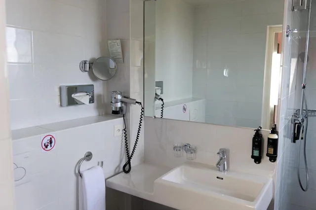جناح جونيور بسرير فردي، Eden Hotel 4/7