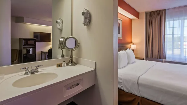 Room, King Bed, Street View، Charlevoix Inn Suites, SureStay Collection by Best Western 7/7