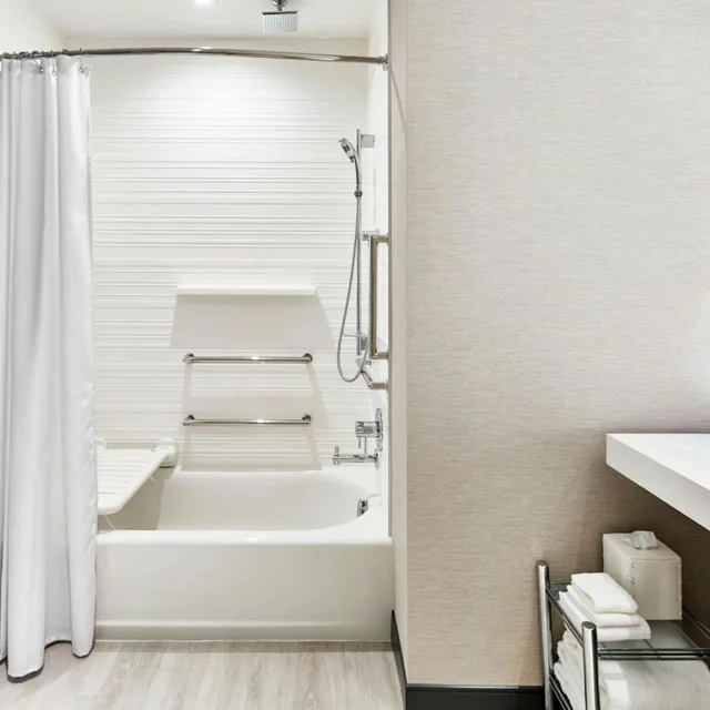 غرفة بسرير كينج بحوض استحمام لذوي الإعاقة، Ac Hotel By Marriott Sacramento 4/6