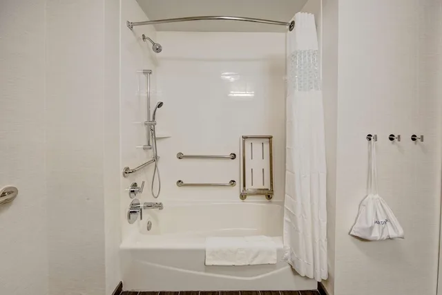 استوديو بسرير كينج بحوض استحمام لذوي الإعاقة، Hampton Inn And Suites Memphis Germantown 4/8