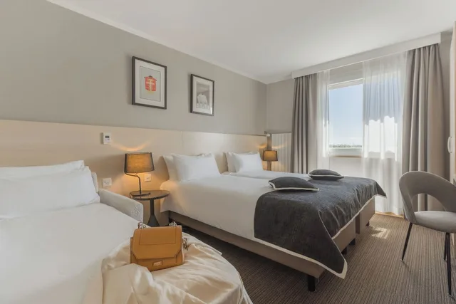 غرفة قياسية ثلاثية بسريرين منفصلين مع أريكة، Everness Hotel and Resort 2/10
