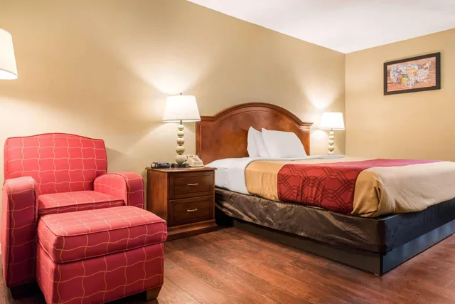 Standard, King Bed, Smoking, Econo Lodge Holland - Toledo 3/8