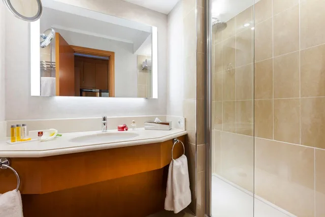 جناح جونيور بسرير مزدوج بإطلالة على المسبح بشرفة، Neho Suites Cannes Croisette 2/2
