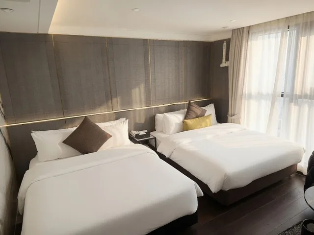 غرفة بسرير مزدوج وسرير فردي، Hotel The May Jongno 1/10