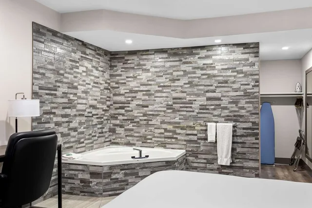 جناح بسرير كينج بحوض جاكوزي، SureStay Plus by Best Western Windsor 6/6